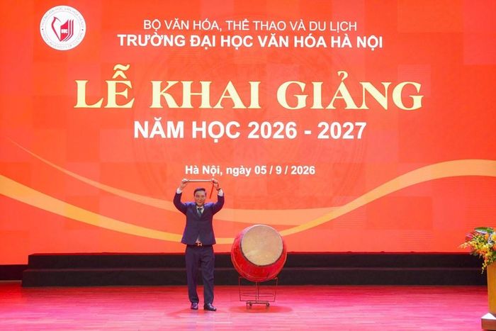 PGS.TS Đinh Công Tuấn, Hiệu trưởng nhà trường đánh trống khai giảng năm học mới