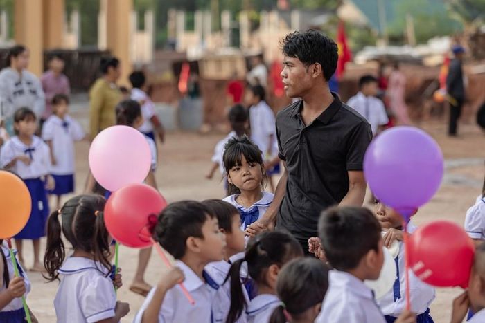 Phụ huynh đưa con đến trường trong ngày khai giảng; với nhiều gia đình ở các bản xa, điều kiện học tập, ăn ở tốt hơn giúp họ thêm yên tâm khi gửi con