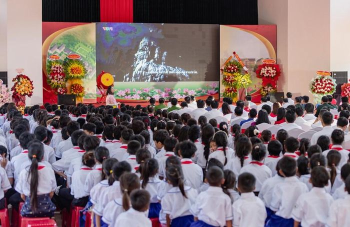 Thầy và trò nhà trường theo dõi chương trình khai giảng chung toàn quốc trong năm học đầu tiên khi cơ sở vật chất, trang thiết bị mới được đưa vào vận hành