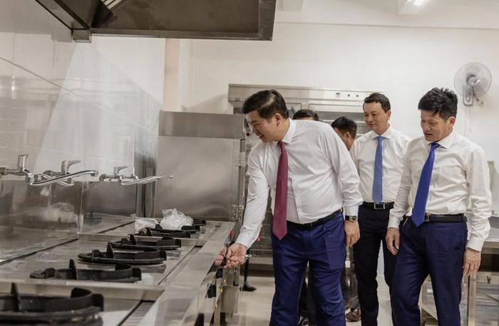Khu vực bếp ăn với hệ thống cơ sở vật chất, trang thiết bị hiện đại phục vụ bữa ăn cho gần 900 học sinh của nhà trường