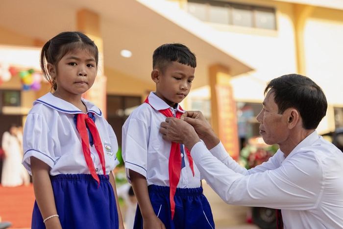 Thầy giáo Hoàng Văn Sáu sửa lại trang phục cho học sinh của mình trước khi bước vào lễ khai giảng năm học mới