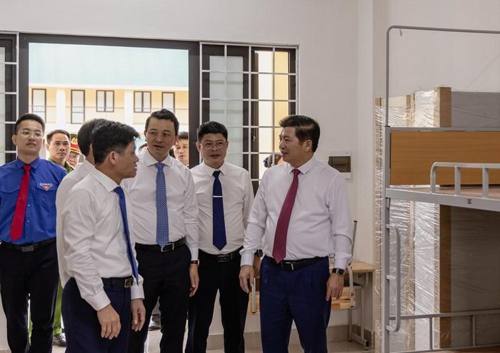 Lãnh đạo UBND tỉnh Quảng Trị thăm khu nội trú của học sinh