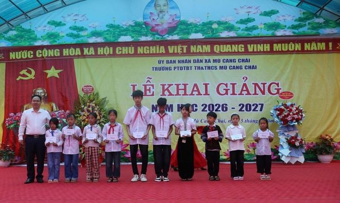 Trao quà động viên những học sinh có hoàn cảnh khó khăn vươn lên trong học tập