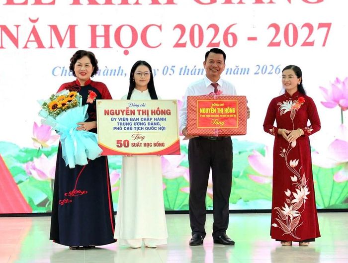Phó Chủ tịch Quốc hội Nguyễn Thị Hồng (bên trái) trao học bổng cho đại diện Trường THCS và THPT Ngã Sáu để hỗ trợ học sinh có hoàn cảnh khó khăn