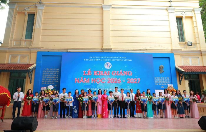 Các đại biểu, thầy cô giáo cùng chào đón học sinh lớp 6