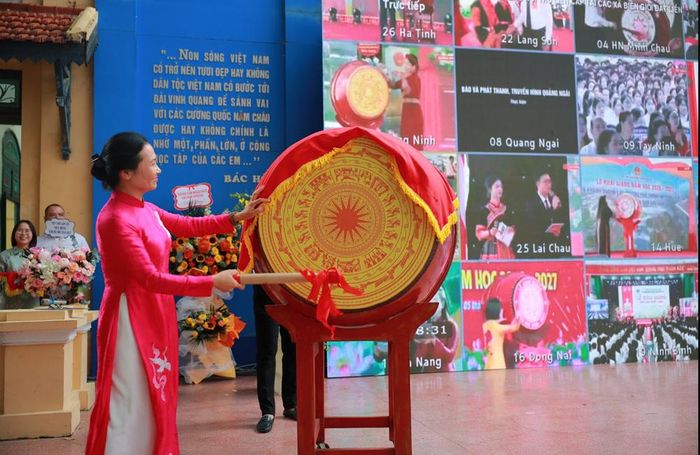 Hiệu trưởng Trường THCS Trưng Vương Nguyễn Thị Thu Hà đánh nhịp trống khai giảng cùng các trường trên toàn quốc