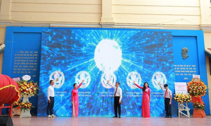Các đại biểu thực hiện nghi thức nhấn nút ra mắt kho học liệu điện tử tích hợp AI