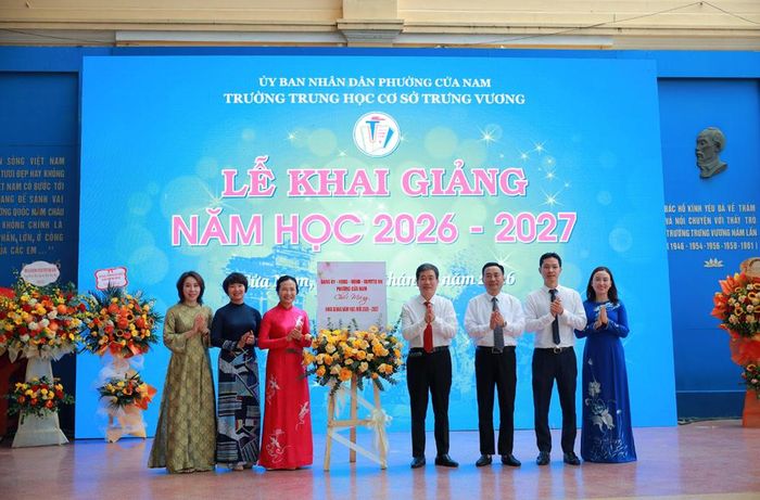 Lãnh đạo phường Cửa Nam tặng hoa chúc mừng nhà trường