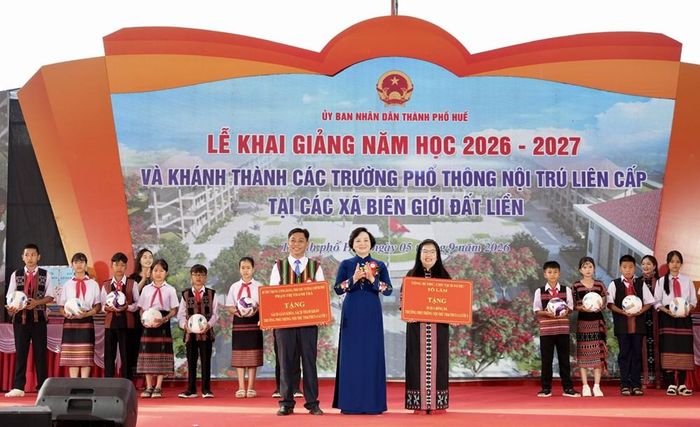 Bí thư Trung ương Đảng, Phó Thủ tướng Chính phủ Phạm Thị Thanh Trà trao quà tặng của Tổng Bí thư, Chủ tịch nước Tô Lâm cho học sinh Trường Phổ thông nội trú liên cấp xã A Lưới 3. Ảnh: N.Hiếu