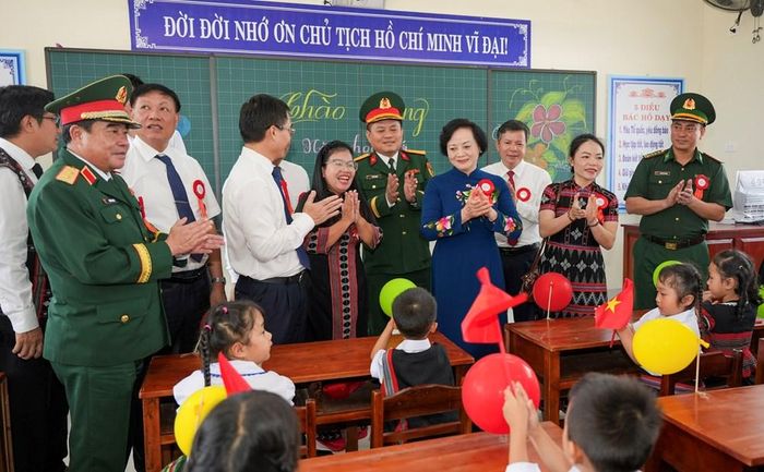 Phó Thủ tướng Phạm Thị Thanh Trà thăm hỏi học sinh, giáo viên dịp năm học mới 2026-2027. Ảnh: N.Hiếu