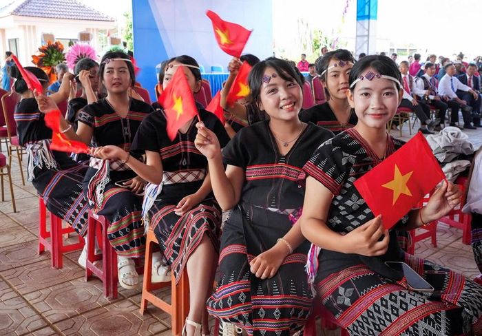 Học sinh Trường Phổ thông nội trú liên cấp xã A Lưới 4, TP. Huế trong Lễ khai giảng năm học mới. Ảnh: N.Minh