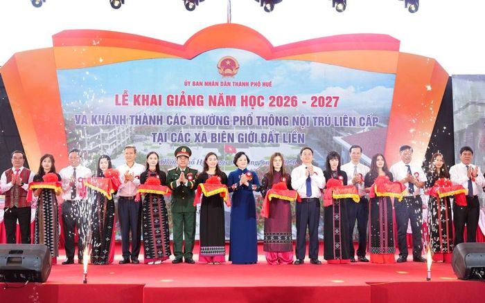 Phó Thủ tướng Chính phủ Phạm Thị Thanh Trà và lãnh đạo TP. Huế thực hiện nghi thức khánh thành Trường Phổ thông nội trú liên cấp Tiểu học và THCS xã A Lưới 3. Ảnh: N.Hiếu