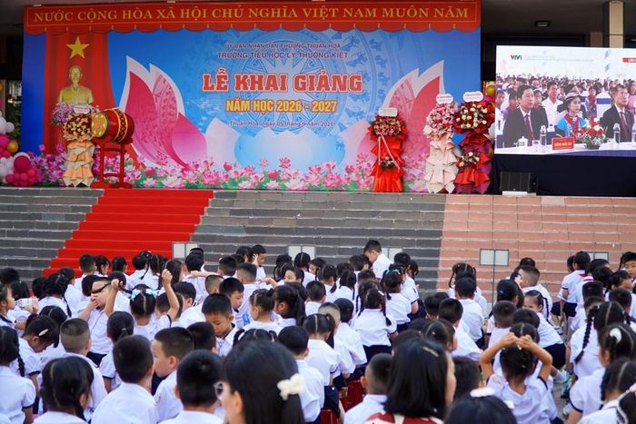 Lễ khai giảng năm học 2026-2027 được tổ chức thống nhất, đồng loạt tại các điểm trường trên địa bàn. Trong ảnh là Lễ khai giảng tại Trường Tiểu học Lý Thường Kiệt, phường Thuận Hóa. Ảnh: S.Thùy
