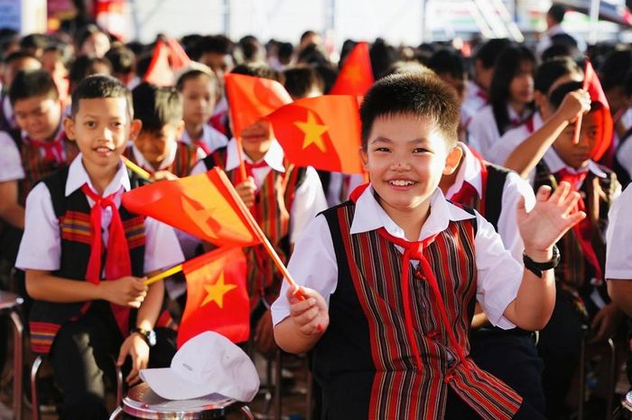 Học sinh xã biên giới A Lưới 3 hân hoan trong ngày khai giảng. Ảnh: N.Hiếu
