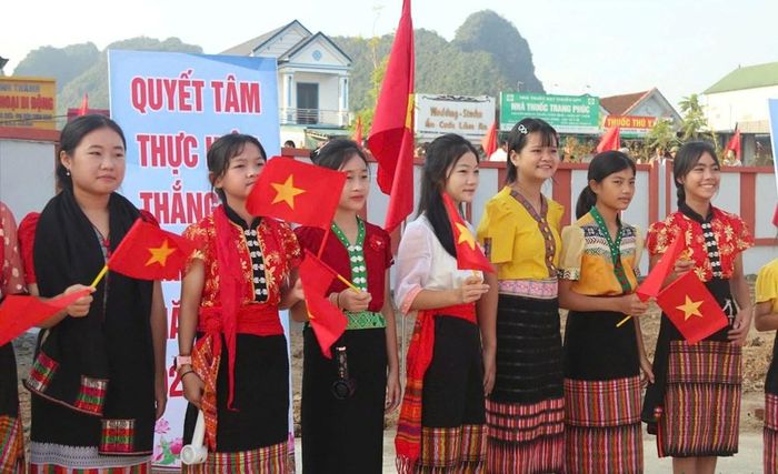 Thầy cô, học sinh Trường Phổ thông nội trú liên cấp Tiểu học và THCS xã Anh Sơn rạng rỡ trong ngày khai giảng sáng 5.9. Ảnh: Song Hoàng