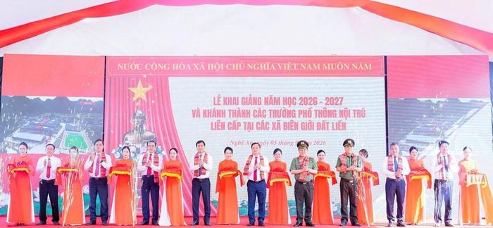Đại biểu thực hiện nghi thức cắt băng khánh thành, bàn giao và đưa công trình Trường Phổ thông nội trú liên cấp Tiểu học và THCS xã Anh Sơn vào sử dụng. Ảnh: Phạm Bằng