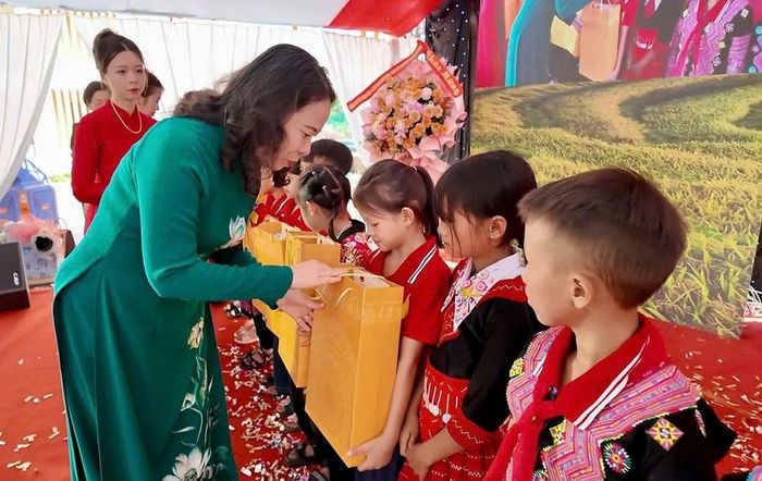 Phó Chủ tịch nước Võ Thị Ánh Xuân trao quà cho các em học sinh có hoàn cảnh khó khăn, động viên các em tiếp tục vượt khó, chăm ngoan, nỗ lực học tập và rèn luyện