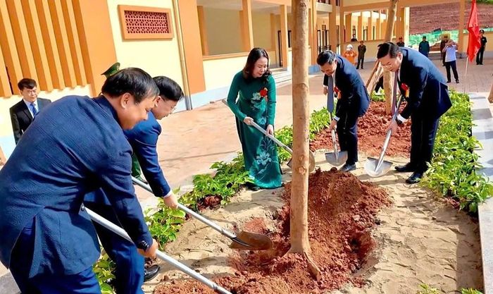Phó Chủ tịch nước Võ Thị Ánh Xuân và các đại biểu trồng cây lưu niệm trong khuôn viên nhà trường