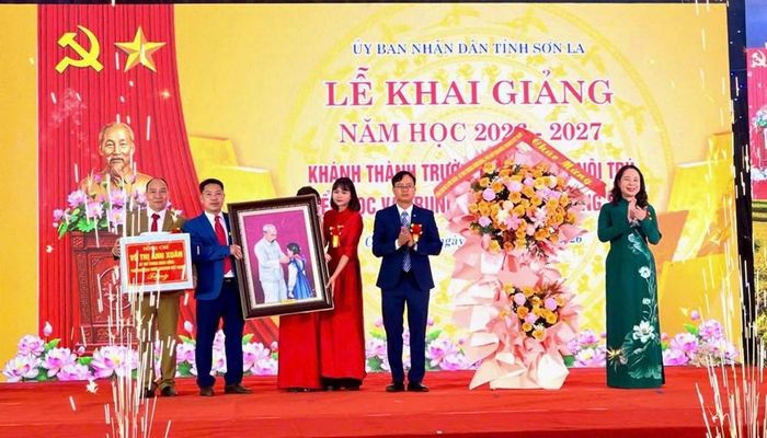 Phó Chủ tịch nước Võ Thị Ánh Xuân tặng hoa và quà chúc mừng Trường Phổ thông nội trú Tiểu học và THCS Chiềng Sơn