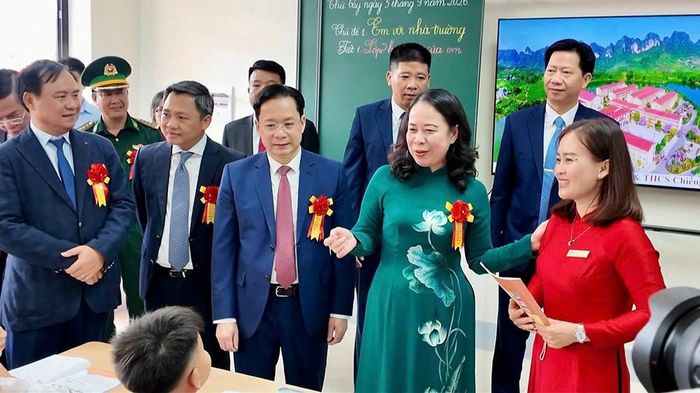 Phó Chủ tịch nước Võ Thị Ánh Xuân và các đại biểu tham quan hệ thống phòng học, khu nội trú và các hạng mục phục vụ học tập, sinh hoạt của học sinh