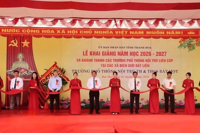 Các đại biểu thực hiện nghi thức cắt băng khánh thành, đưa công trình Trường Phổ thông nội trú liên cấp TH&THCS Bát Mọt vào sử dụng