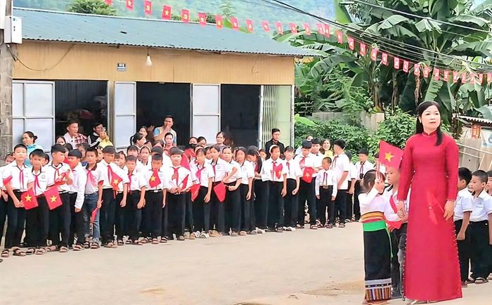 Cô và trò Trường Phổ thông nội trú liên cấp TH&THCS Na Mèo trong ngày khai giảng năm học mới