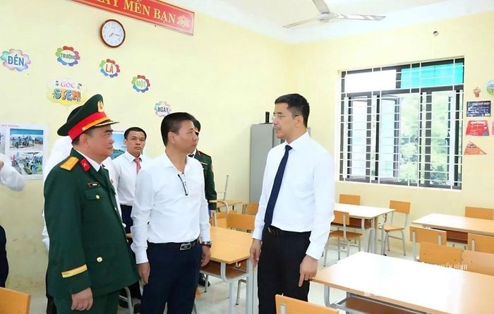Phó Bí thư Thường trực Tỉnh ủy Nguyễn Hồng Phong thị sát các phòng học tại Trường Phổ thông nội trú liên cấp TH&THCS Na Mèo. Ảnh: Quốc Hương