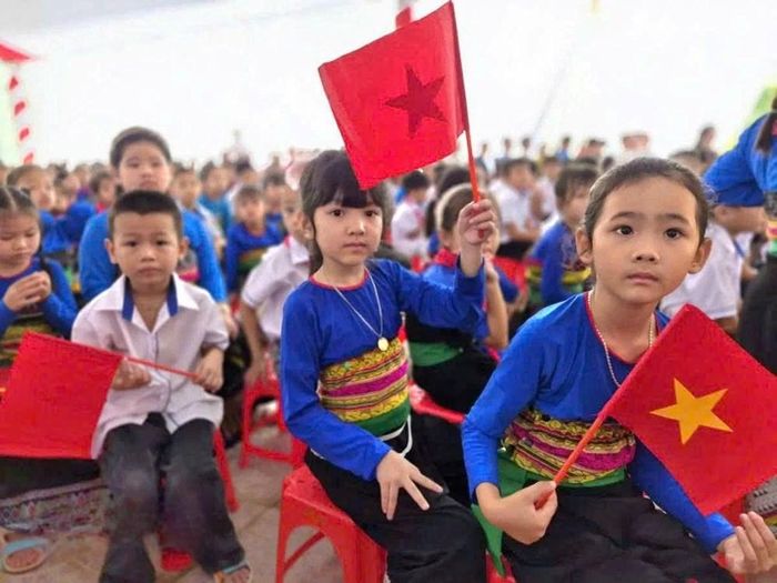 Học sinh Trường Phổ thông nội trú liên cấp TH&THCS Tam Lư vui mừng đón năm học mới trong ngôi trường mới