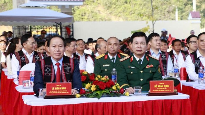Phó Thủ tướng Chính phủ Lê Tiến Châu cùng các đại biểu tham dự buổi lễ
