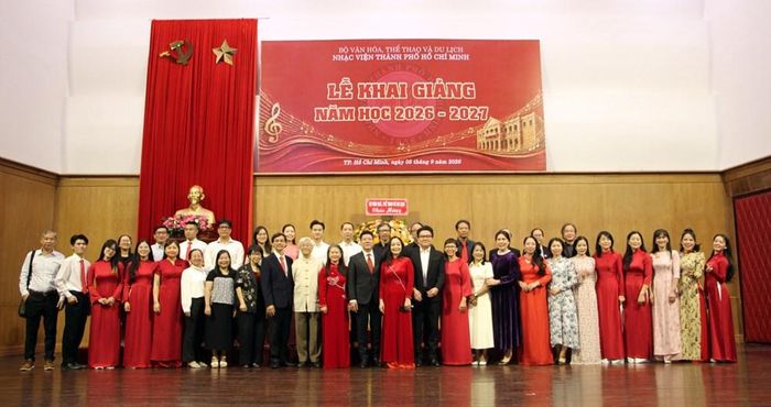 Tập thể Nhạc viện TP.HCM chụp ảnh lưu niệm cùng các đại biểu tại Lễ khai giảng