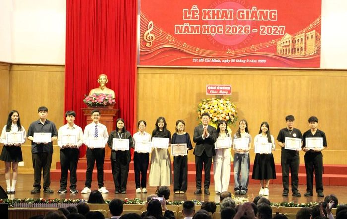 Nhạc viện TP.HCM trao Giấy khen cho các giảng viên và học sinh, sinh viên