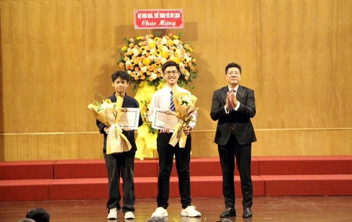 TS.NSND. Đỗ Quốc Hưng, Giám đốc Nhạc viện TP.HCM trao Giấy khen các thủ khoa kỳ thi tuyển sinh năm học 2026-2027
