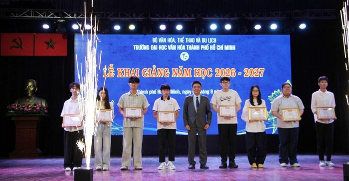 PGS.TS. Lâm Nhân, Hiệu trưởng Trường Đại học Văn hóa TP.HCM trao Giấy khen cho tân sinh viên là thủ khoa đầu vào các chuyên ngành