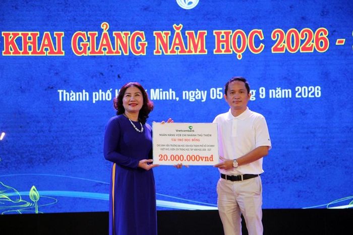 Đại diện Trường Đại học Văn hóa TP.HCM nhận bảng tượng trưng trao hỗ trợ của các doanh nghiệp