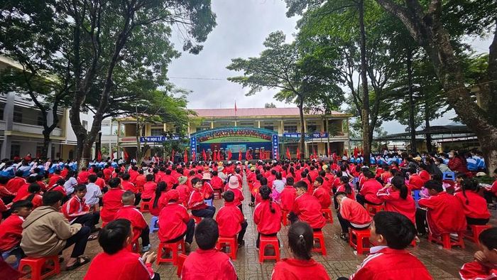 Hơn 1.000 học sinh tham dự Lễ khai giảng tại Trường Tiểu học và THCS Hồng Bàng