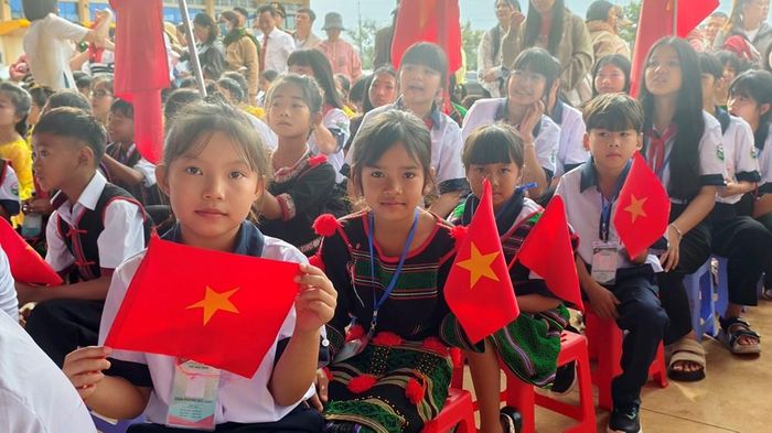 Các em học sinh của xã biên giới Thuận An nô nức tham dự Lễ khai giảng tại Trường Phổ thông nội trú liên cấp Tiểu học và THCS Thuận An