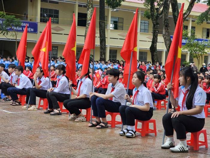 Tỉ lệ lên lớp thẳng của trường trong năm học vừa qua đạt 100%