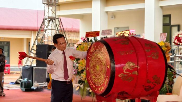 Ông Hồ Văn Mười, Chủ tịch UBND tỉnh Lâm Đồng thục hiện nghi thức đánh trống khai giảng năm học mới tại Trường Phổ thông nội trú liên cấp Tiểu học và THCS Thuận An