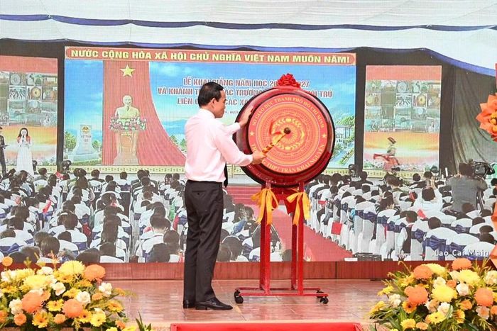 Bí thư Thành ủy TP.HCM Trần Lưu Quang đánh trống khai giảng năm học mới