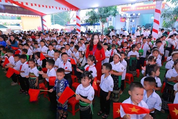 Cô và trò Trường Phổ thông nội trú liên cấp TH&THCS Sơn Thủy vui mừng trong ngày khai giảng năm học mới. Ảnh: Minh Hiếu