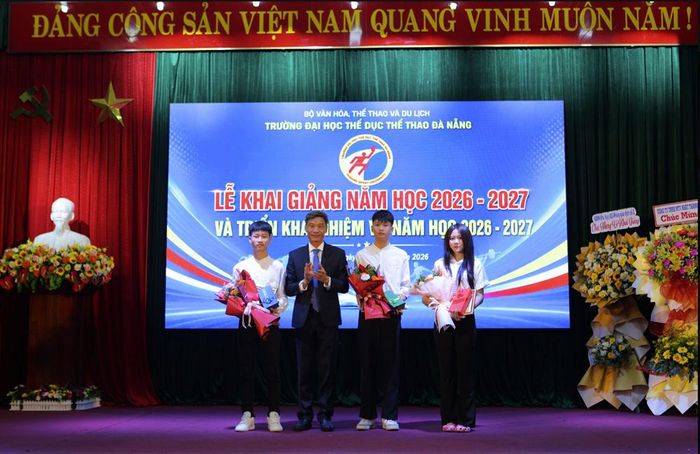 PGS.TS Phan Thanh Hài - Hiệu trưởng Trường ĐH TDTT Đà Nẵng tặng hoa các tân sinh viên thủ khoa khóa Đại học 20