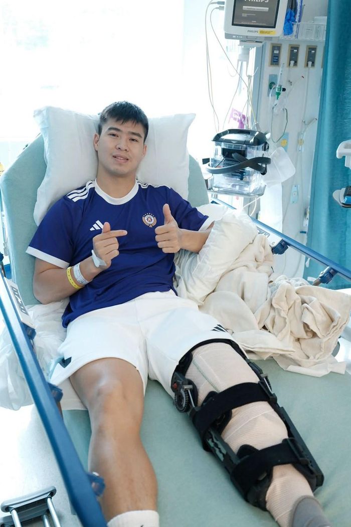 Duy Mạnh đã phẫu thuật thành công và cần 6-9 tháng để tập phục hồi. Ảnh: FBNV