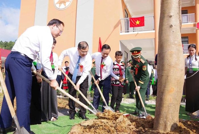 Uỷ viên Bộ Chính trị, Phó Thủ tướng Thường trực Chính phủ Phạm Gia Túc cùng các đại biểu trồng cây lưu niệm trong khuôn viên Trường Phổ thông nội trú liên cấp Tiểu học và THCS Thanh Nưa