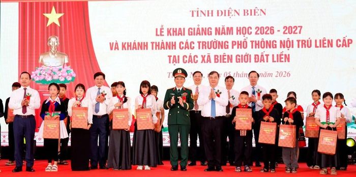 Uỷ viên Bộ Chính trị, Phó Thủ tướng Thường trực Chính phủ Phạm Gia Túc cùng các đại biểu trao quà cho học sinh giỏi, học sinh có hoàn cảnh khó khăn vươn lên trong học tập