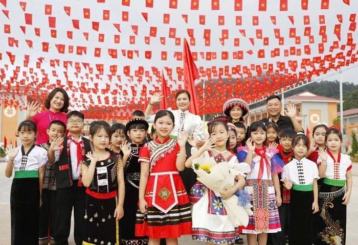 Niềm vui của thầy cô và các em học sinh Trường Phổ thông nội trú liên cấp Tiểu học và THCS Thanh Nưa ngay trong ngày khai giảng