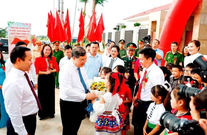 Uỷ viên Bộ Chính trị, Phó Thủ tướng Thường trực Chính phủ Phạm Gia Túc chúc mừng thầy cô và các em học sinh Trường Phổ thông nội trú liên cấp Tiểu học và THCS Thanh Nưa