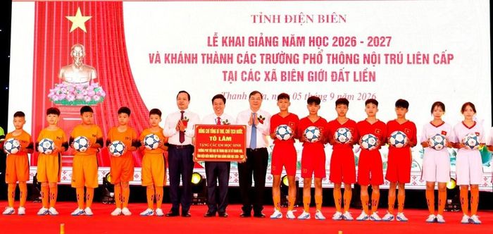 Uỷ viên Bộ Chính trị, Phó Thủ tướng Thường trực Chính phủ Phạm Gia Túc trao quà của Tổng Bí thư, Chủ tịch nước Tô Lâm cho học sinh nhà trường