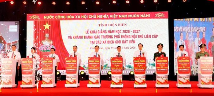 Các đại biểu thực hiện nghi thức khánh thành Trường Phổ thông nội trú liên cấp Tiểu học và THCS Thanh Nưa
