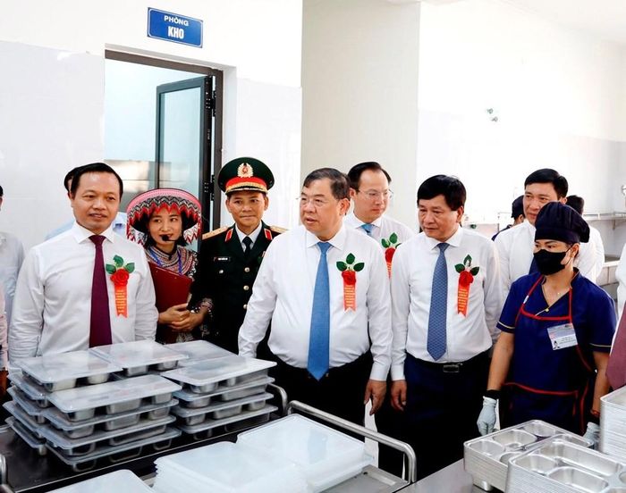 Uỷ viên Bộ Chính trị, Phó Thủ tướng Thường trực Chính phủ Phạm Gia Túc và các đại biểu tham quan hệ thống phòng học, khu nội trú và các hạng mục phục vụ học tập, sinh hoạt của học sinh
