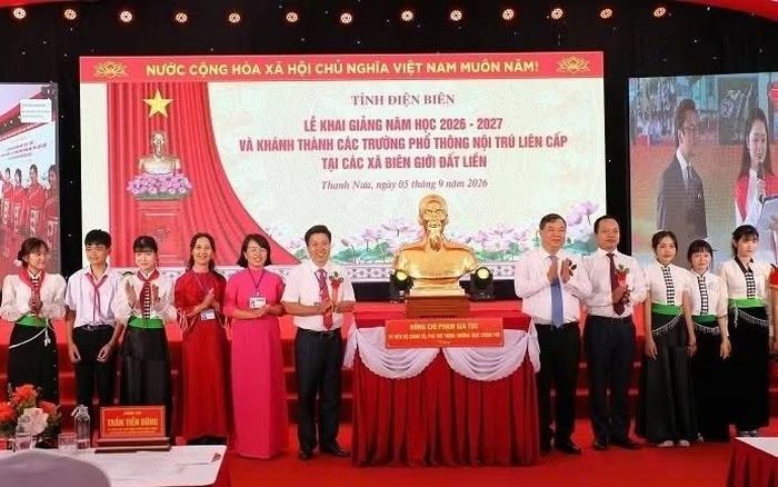 Uỷ viên Bộ Chính trị, Phó Thủ tướng Thường trực Chính phủ Phạm Gia Túc tặng bức tượng chân dung Chủ tịch Hồ Chí Minh cho nhà trường